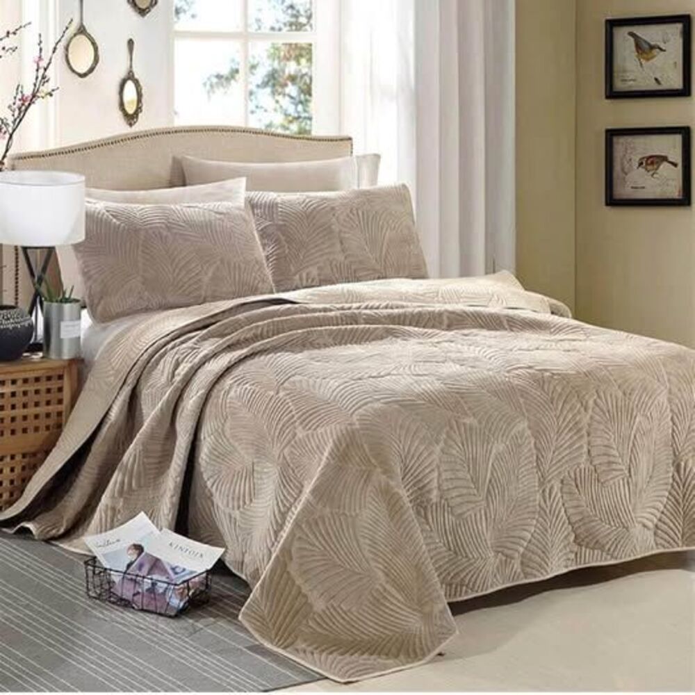 Queen comforter and large two pillowcases